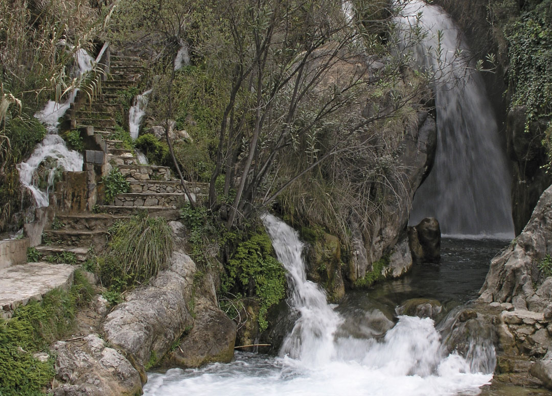 Recorrido de sendas, saltos, cascadas, tolls, presas y azudes de las Fonts del Algar