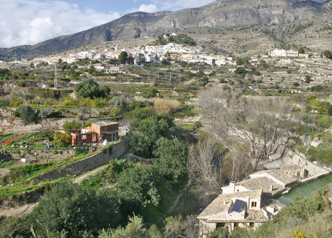 Sella. Pintoresco casco urbano, con sus estrechas calles empinadas, está asentado en la ladera sur de la sierra Peña de Sella